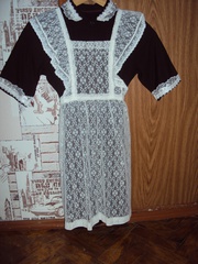 Школьное платье с белым и черным передниками